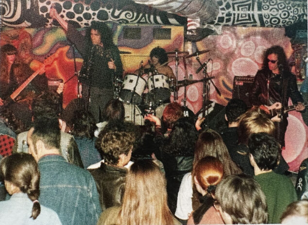 Imagen: Concierto en la sala Graffiti de Pedreguer - Imagen del libro '150 anys de música i ball a la Marina Alta'