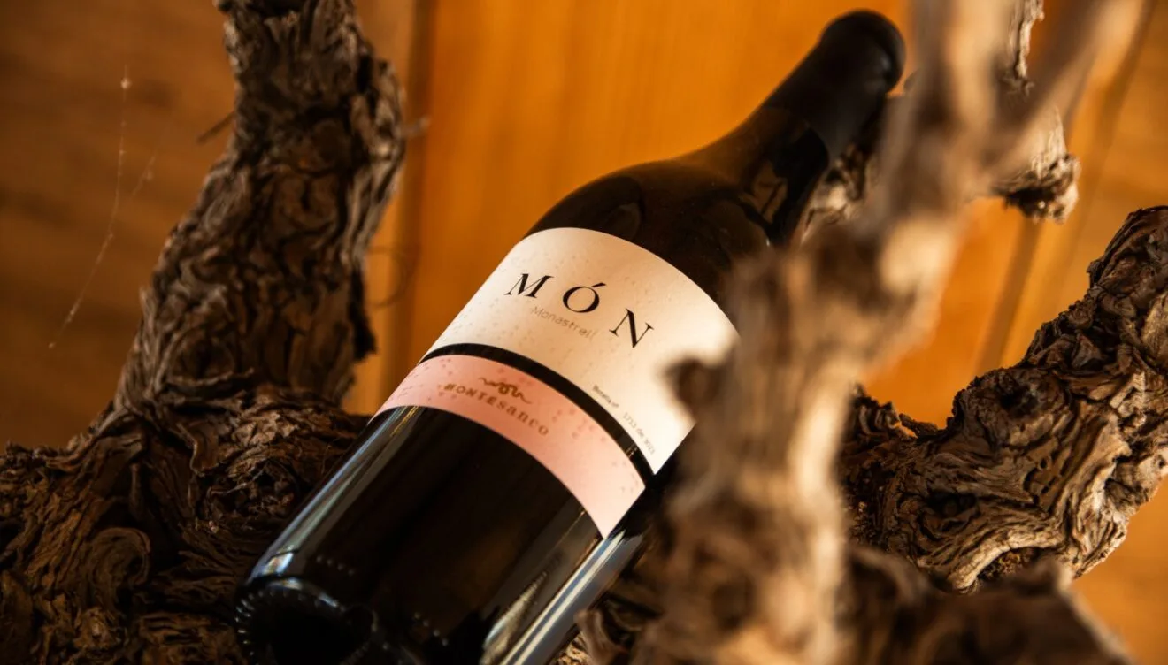 Copas y botellas de vino de la gama MÓN de Bodegas Montesanco