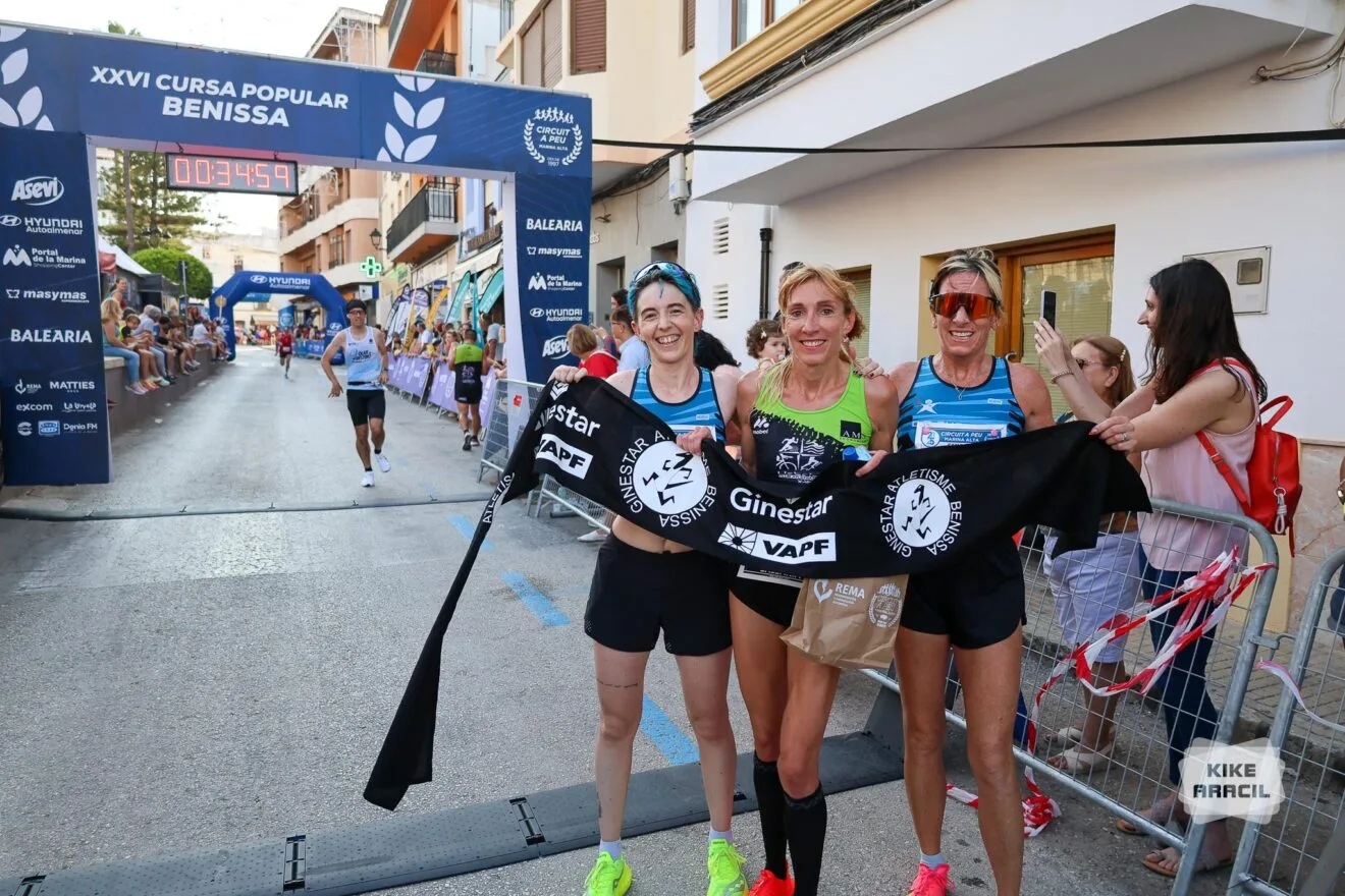 Corredoras del Ginestar Atletisme en la meta de la XXVI Cursa Popular Benissa