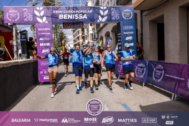 Fran López y María Isabel Ferrer se coronan campeones del Circuit a Peu Marina Alta 2026 4 Imagen: Grupo de corredores cruzando la meta de la Cursa Popular Benissa.