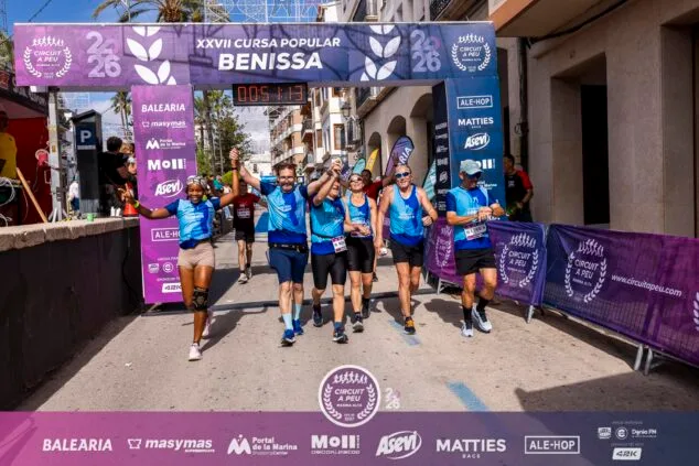 Imagen: Grupo de corredores cruzando la meta de la Cursa Popular Benissa.