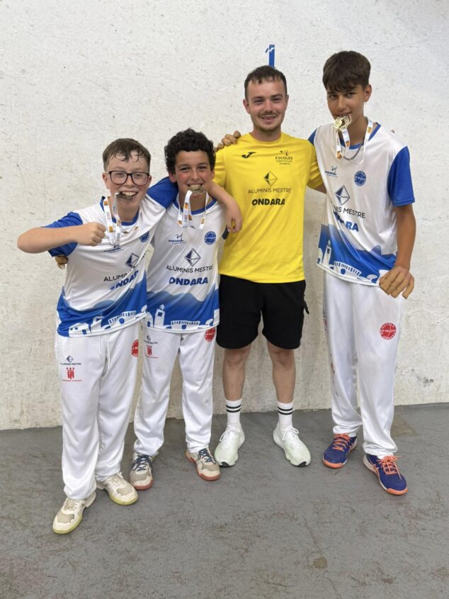 La Escola Municipal de Pilota d'Ondara, campeona autonómica alevín de escala i corda en los JECV 4 Imagen: Los jugadores alevines del CPV Ondara muerden sus medallas de oro autonómicas junto a su entrenador.