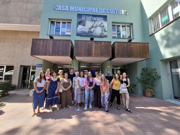 Imagen: Foto de grupo de profesionales de la Xarxa Jove Marina Alta frente a la Casa Municipal de Cultura de Dénia.