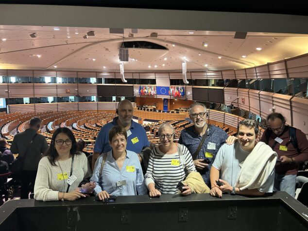 Imagen: Fotografía de grupo de varias personas de la delegación de Pedreguer en la galería de visitantes con vistas al hemiciclo del Parlamento Europeo en Bruselas.