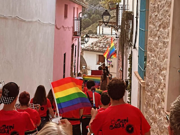 V Orgull Rural de la Vall de Gallinera: Cabrafotuda reivindica la vida LGTBIQ+ en los pueblos 1 Imagen: Desfile del V Orgull Rural de la Vall de Gallinera