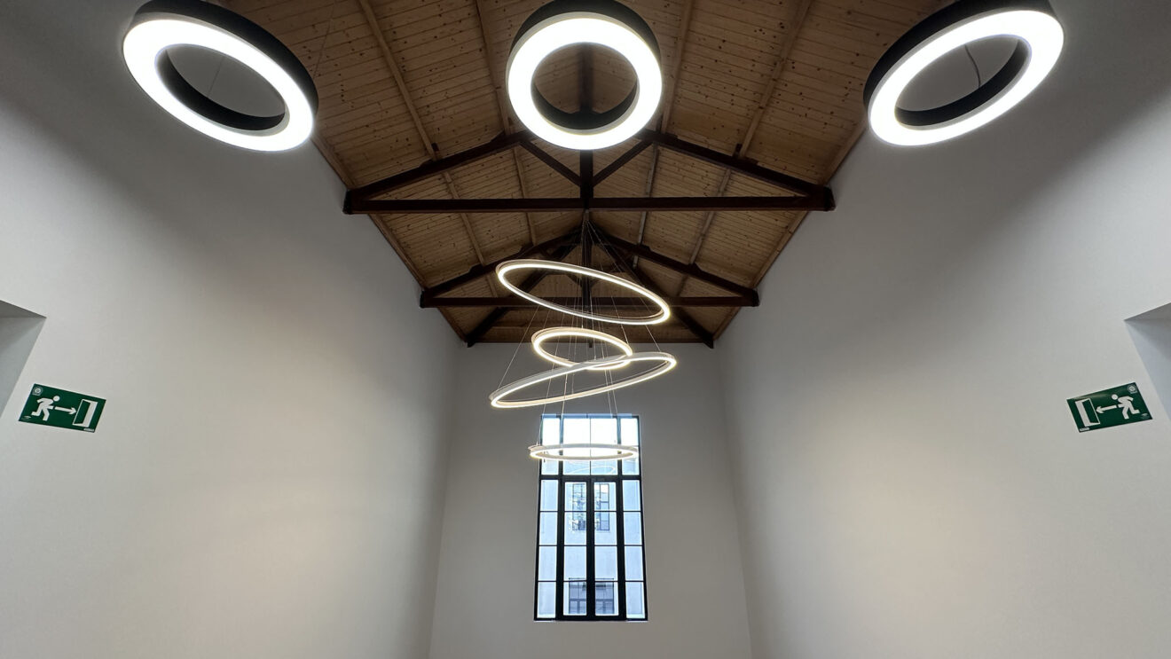 Detalle de luces y ventana del nuevo Ayuntamiento de Benissa en las Escuelas Graduadas