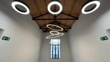 Detalle de luces y ventana del nuevo Ayuntamiento de Benissa en las Escuelas Graduadas
