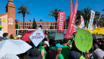 La CADPV alerta de «contradicciones» presupuestarias y pide más «rigor» en la negociación educativa 15 docentes en huelga ante conselleria de educacion en valencia