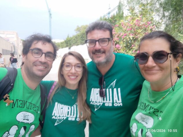 La comunidad educativa de la Marina Alta se moviliza en plena negociación con Conselleria por la inclusión 5 Imagen: Foto de grupo de cuatro docentes del IES Ifach de Calp con camisetas verdes.
