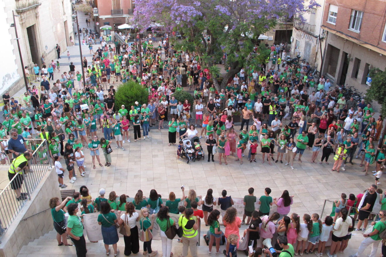 Docentes y familias toman la plaza del Ayuntamiento de Dénia en apoyo a la huelga indefinida