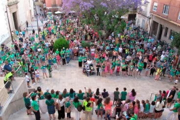 Docentes y familias toman la plaza del Ayuntamiento de Dénia en apoyo a la huelga indefinida