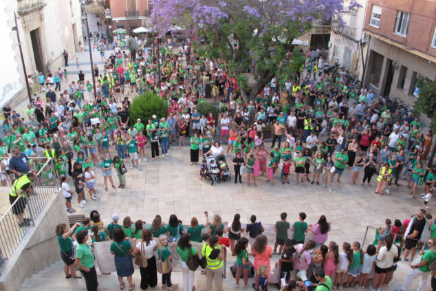Imagen: Docentes y familias toman la plaza del Ayuntamiento de Dénia en apoyo a la huelga indefinida