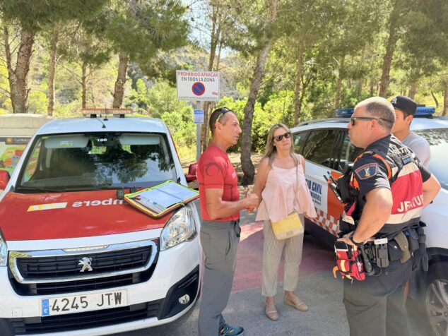 Benitatxell simula un espectacular rescate por tierra, mar y aire en la cala del Moraig 2 Imagen: Personal de bomberos y policía coordina el simulacro de rescate en Benitatxell