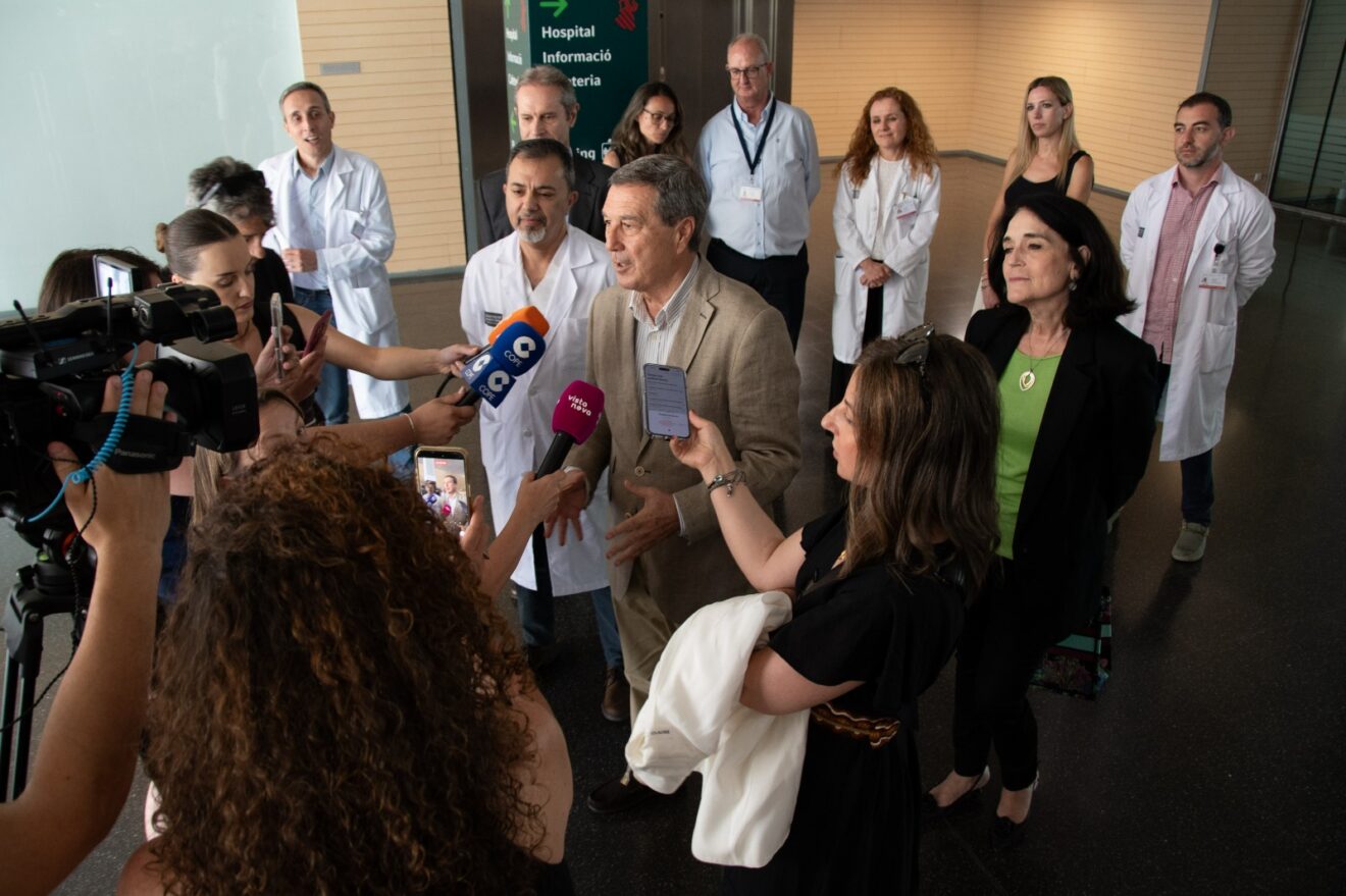 El conseller de Sanidad atendiendo a los medios