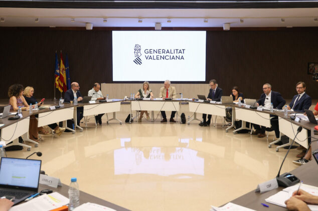 El conflicto con Educación sigue lejos de cerrarse: un único acuerdo mayoritario y siete reivindicaciones sin resolver 2 Imagen: El equipo de Conselleria de Educación, con Carmen Ortí, en la última Mesa Sectorial del jueves 11 de junio 2026