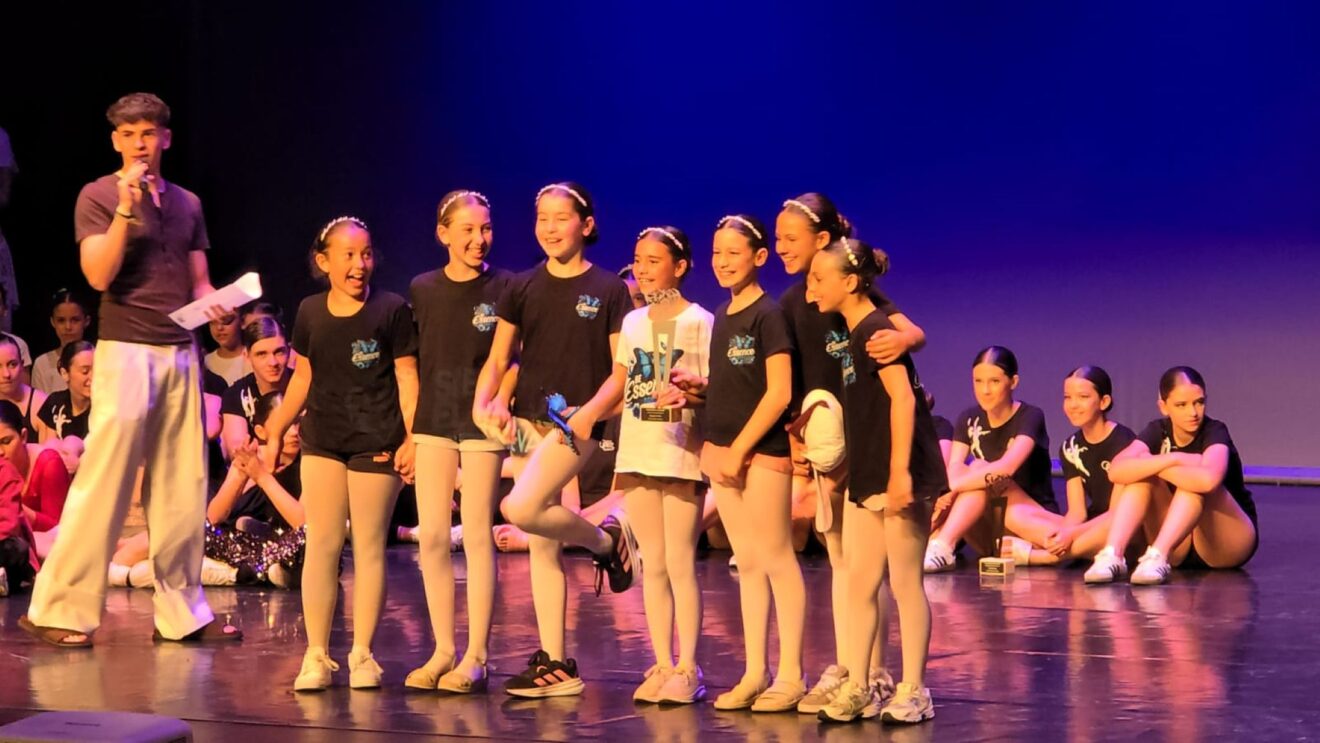 El grupo de danza clásica recoge el premio obtenido en su categoría durante el certamen nacional celebrado en el Palacio de Altea