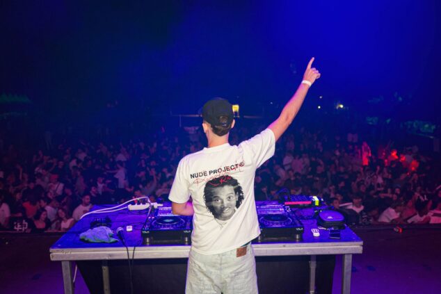 De pinchar en su habitación a actuar por la comarca: la historia de un DJ emergente de Beniarbeig 2 Imagen: El joven DJ Ángel Mascarell durante una sesión en directo