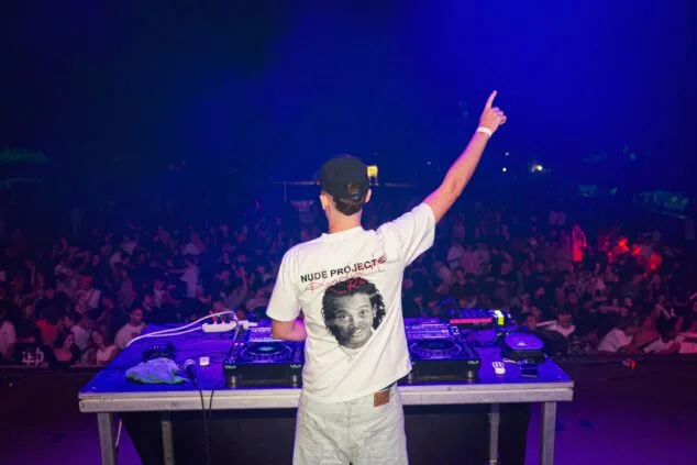 De pinchar en su habitación a actuar por la comarca: la historia de un DJ emergente de Beniarbeig 2 Imagen: El joven DJ Ángel Mascarell durante una sesión en directo