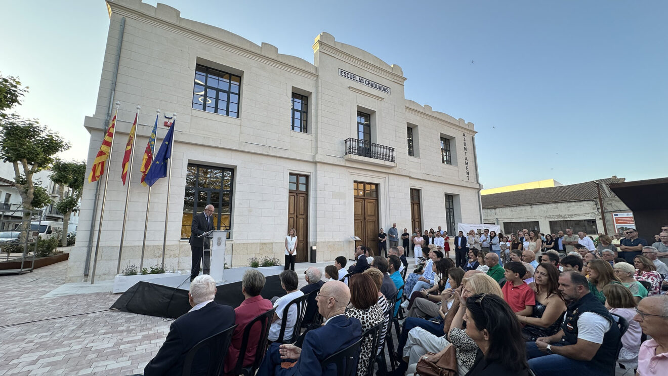 El primer alcalde democrático de Benissa, Pepe Tent, durante la inauguración del ayuntamiento