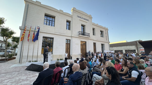 Imagen: El primer alcalde democrático de Benissa, Pepe Tent, durante la inauguración del ayuntamiento