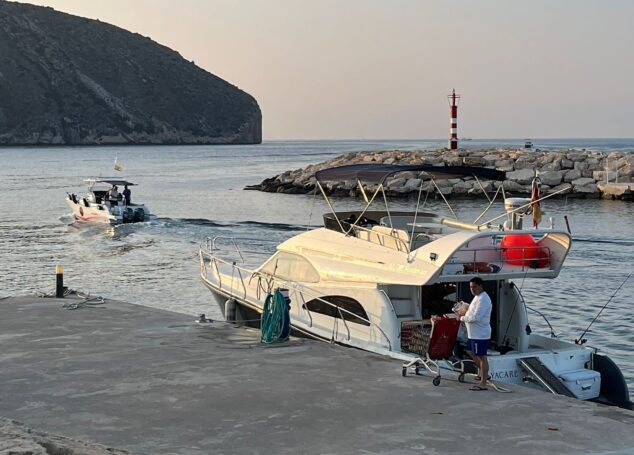 «Colosos del Mediterráneo 2026» reunirá en Teulada-Moraira a 25 embarcaciones para investigar el atún rojo 1 Imagen: Embarcaciones saliendo del puerto