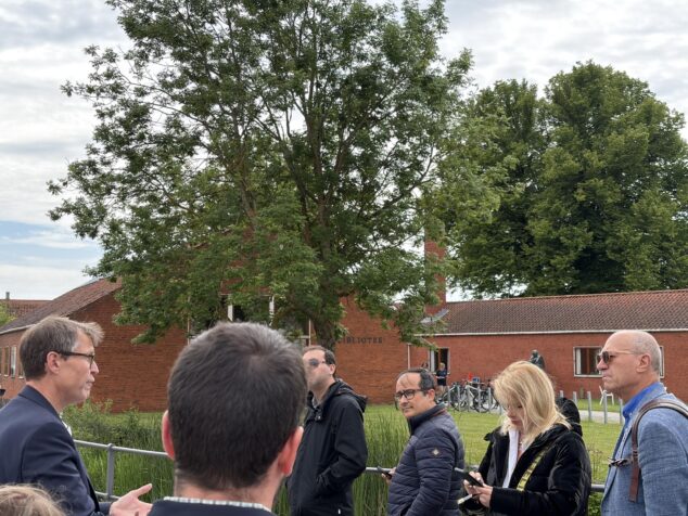 Imagen: Grupo de personas del proyecto RE:START URBACT de pie frente a un edificio de ladrillo que es una biblioteca en Nyborg, Dinamarca.