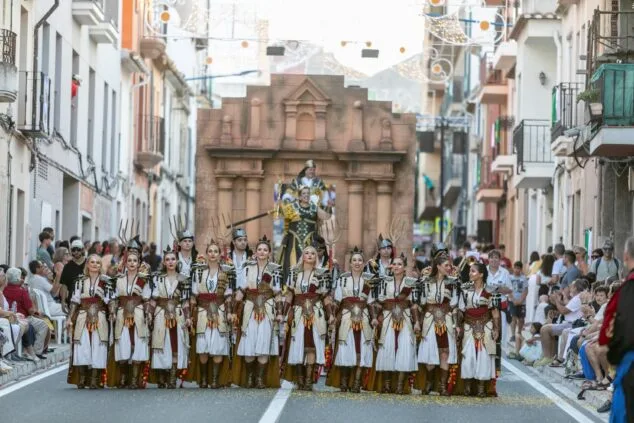 Personas disfrazadas desfilando en la Entrada de Moros y Cristianos de Benissa.