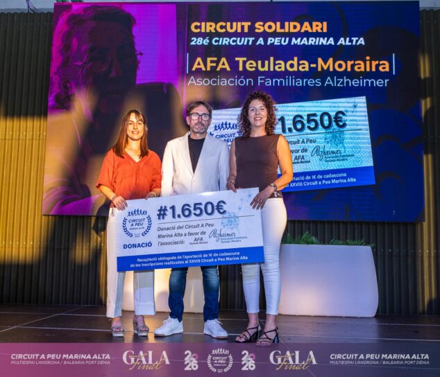 Fran López y Mª Isabel Ferrer, campeones absolutos del Circuit a Peu Marina Alta 2026 4 Imagen: Entrega de cheque solidario de 1650 euros a AFA Teulada-Moraira en la gala del Circuit a Peu.