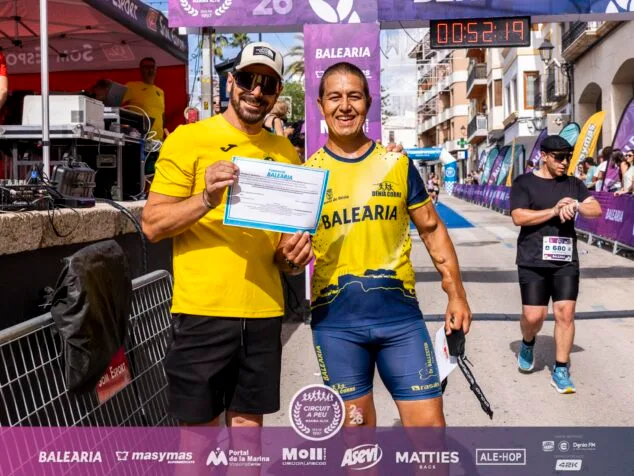 Imagen: Entrega del premio de la Fundació Baleària al corredor Ramón Barato Barber tras la Cursa Popular de Benissa.