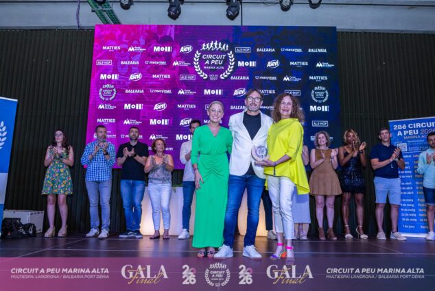 Fran López y Mª Isabel Ferrer, campeones absolutos del Circuit a Peu Marina Alta 2026 10 Entrega de premio en la gala del Circuit a Peu Marina Alta con pantalla de fondo con logotipos de patrocinadores.