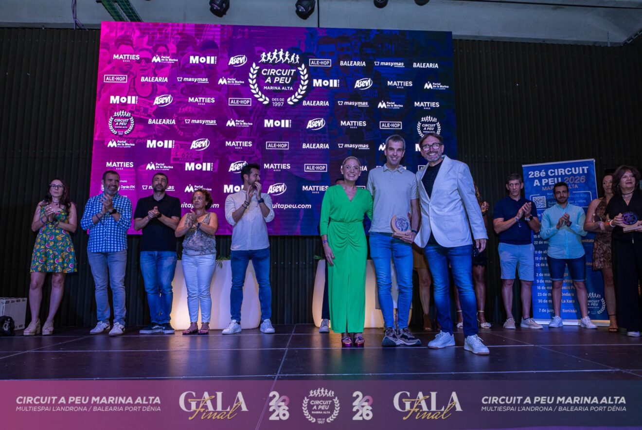Entrega de reconocimiento al patrocinador Matties Bags