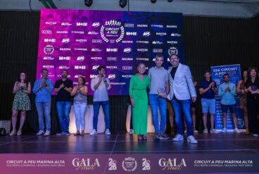 Entrega de reconocimiento al patrocinador Matties Bags