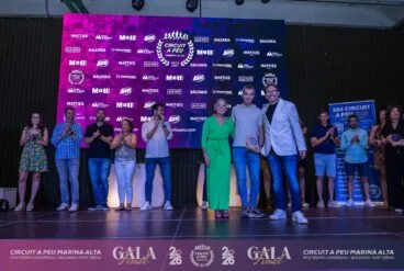 Entrega de reconocimiento al patrocinador Matties Bags