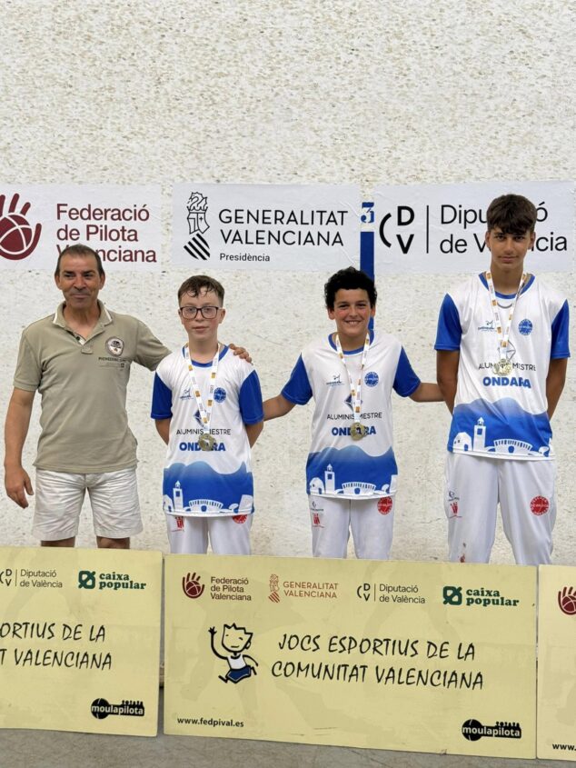 La Escola Municipal de Pilota d'Ondara, campeona autonómica alevín de escala i corda en los JECV 3 Imagen: El equipo alevín de pilota valenciana de Ondara posa con medallas de oro en el podio de los Jocs Esportius de la Comunitat Valenciana