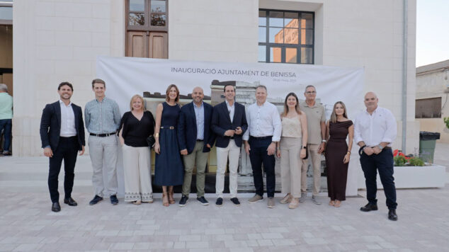 Imagen: Equipo de gobierno de Benissa en la inauguración del nuevo edificio del Ayuntamiento