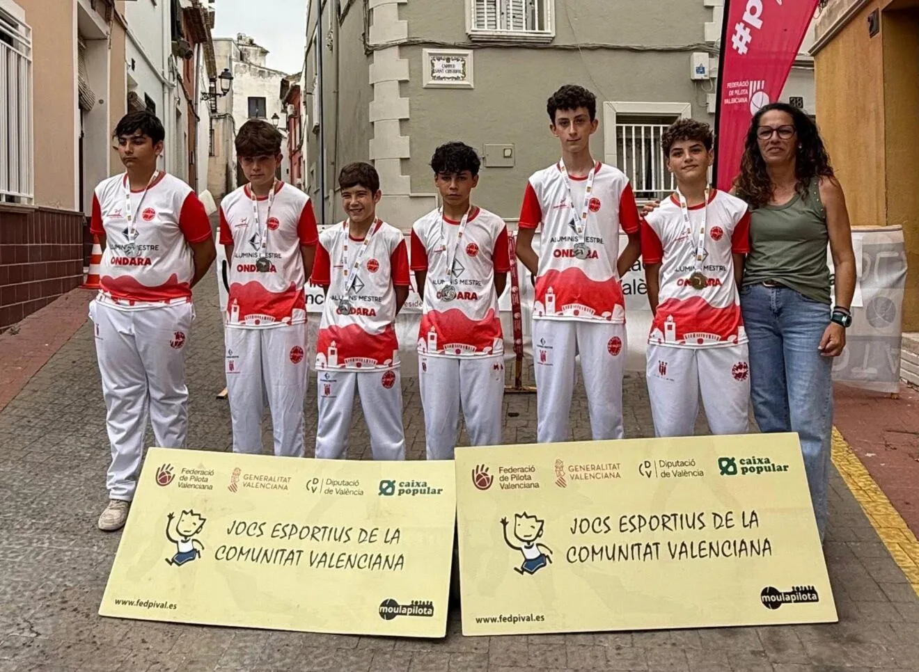 Jóvenes pilotaris de la Escola de Pilota d'Ondara con sus medallas