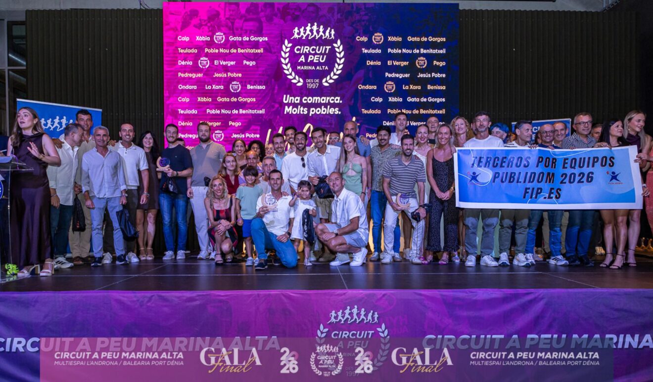 Entrega de trofeo al equipo Publidom en la Gala Final