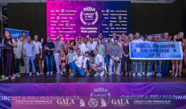 Entrega de trofeo al equipo Publidom en la Gala Final
