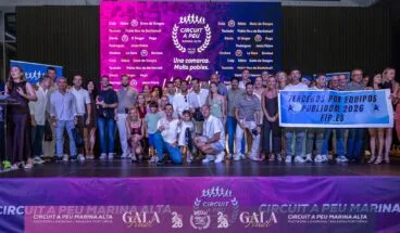 Entrega de trofeo al equipo Publidom en la Gala Final