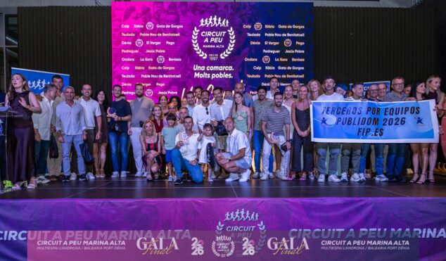 Fran López y Mª Isabel Ferrer, campeones absolutos del Circuit a Peu Marina Alta 2026 8 Integrantes del equipo Publidom posan en el escenario con una pancarta que dice "Terceros por equipos Publidom 2026" durante la gala.