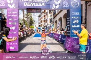 Eri Yonamine celebra su segundo puesto en la Cursa Popular de Benissa