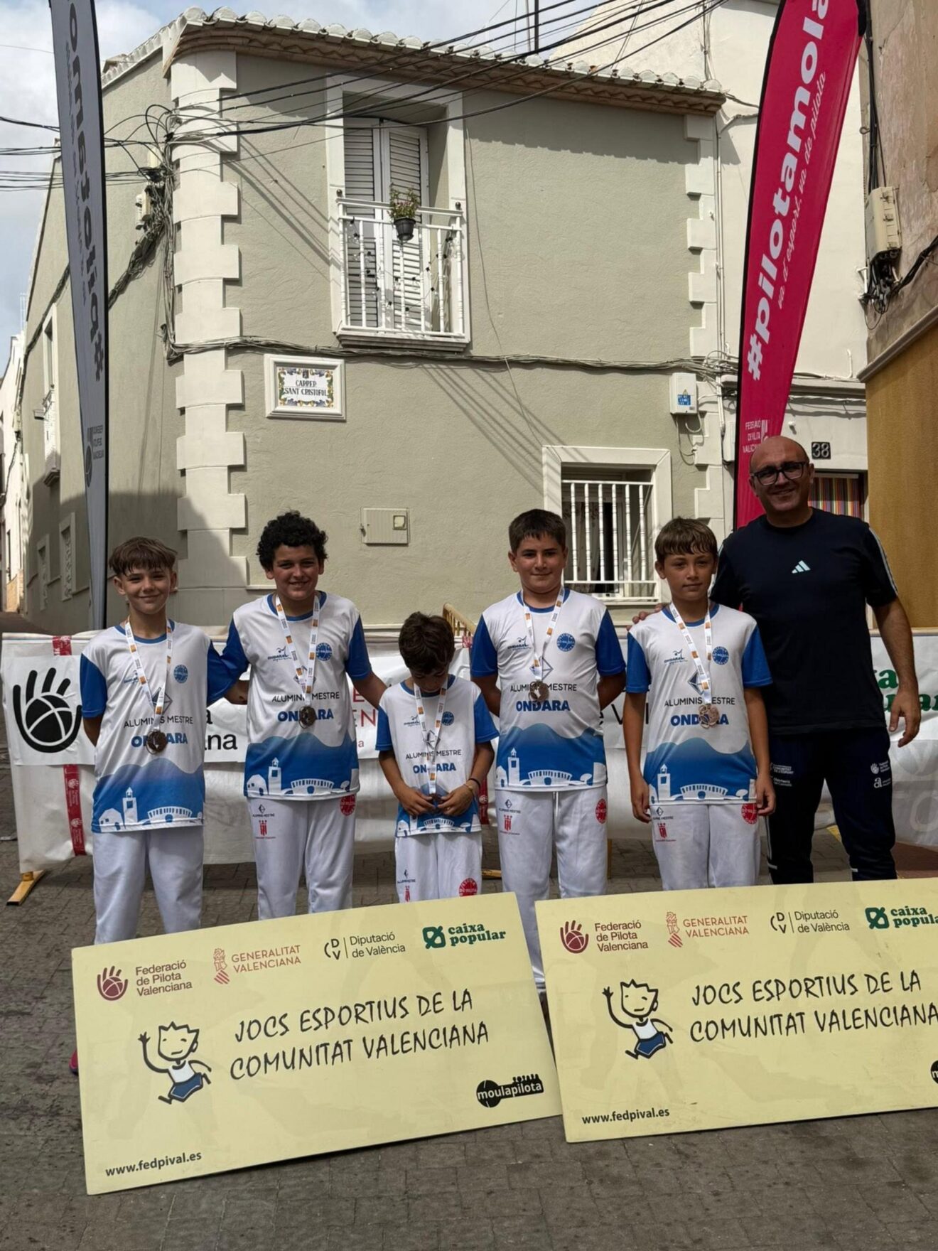 Equipo de la Escola de Pilota d'Ondara con medallas