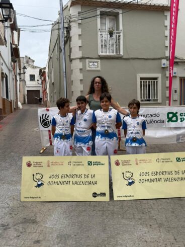 Jóvenes pilotaris de la Escola de Ondara con sus medallas en los JECV