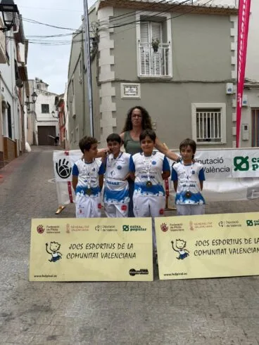 Jóvenes pilotaris de la Escola de Ondara con sus medallas en los JECV
