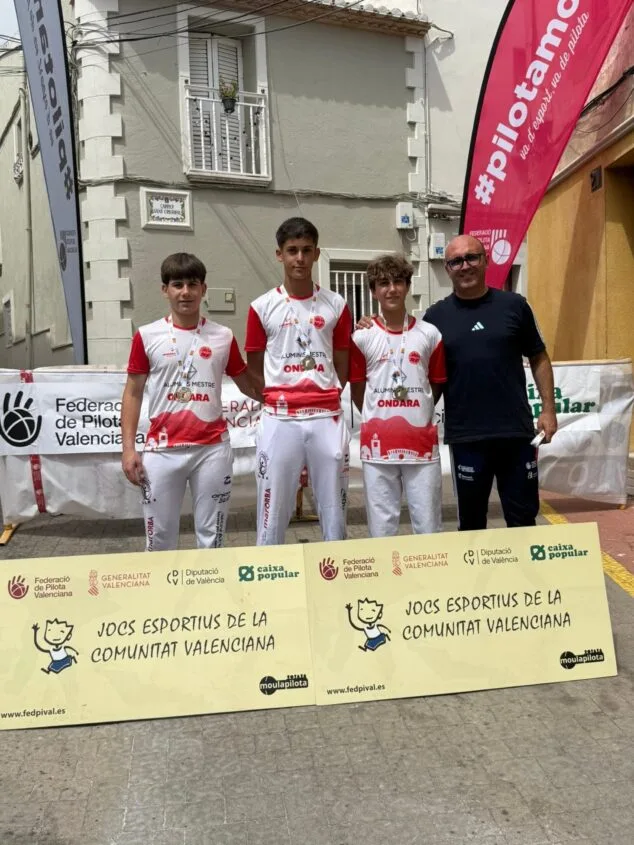 Pilotaris i entrenador de l'Escola d'Ondara amb medalles en les finals dels JECV