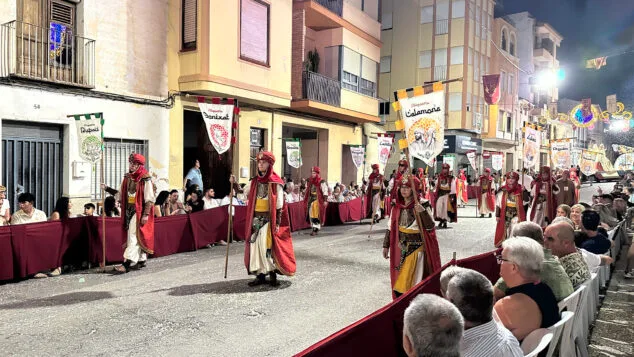 Imagen: Estandartes de las alquerías de la Vall de Pego del boato de la Filà Feixucs en la Entrada de Moros y Cristianos de Pego 2026