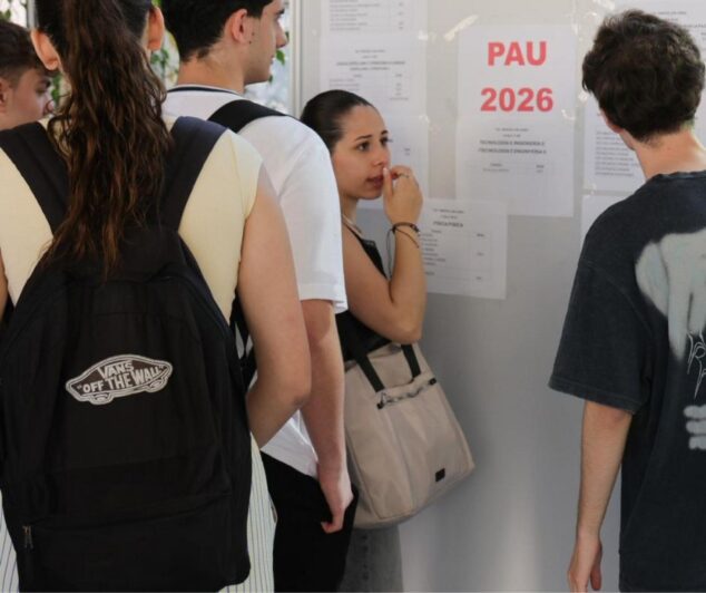 El futuro universitario llega hoy a la Comunitat Valenciana con los resultados de la PAU 2026 1 Imagen: Grupo de estudiantes mirando un tablón de anuncios con listados de la PAU