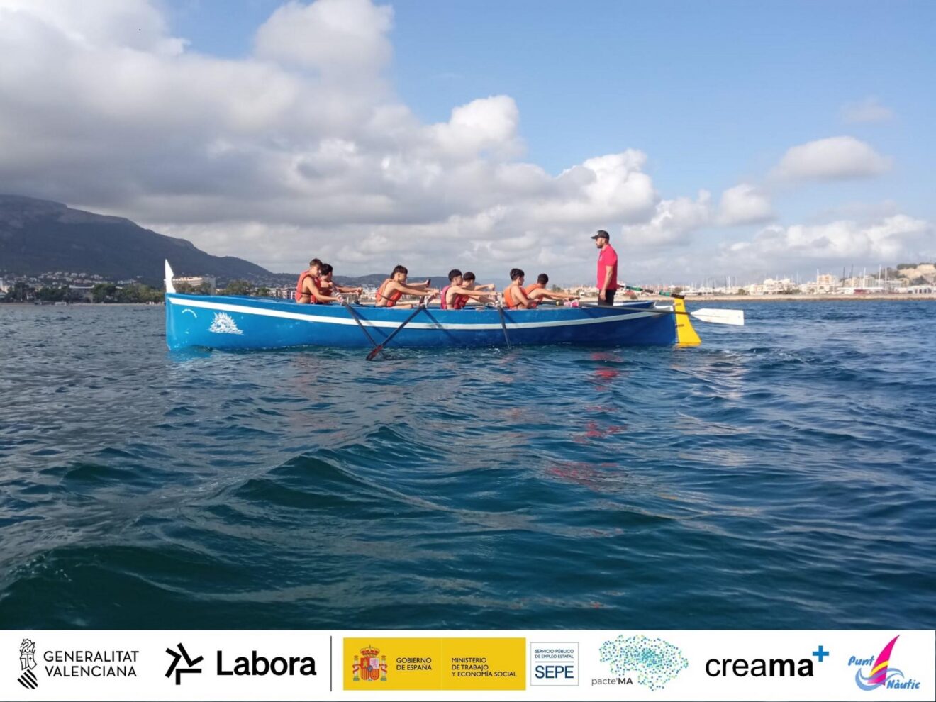 Alumnos participando en una actividad de remo del 'Dia Blau'