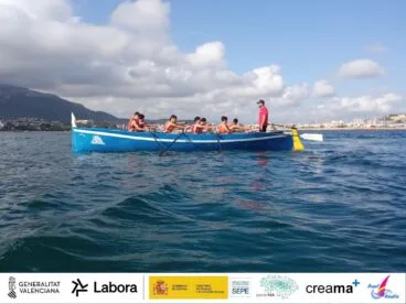 Alumnos participando en una actividad de remo del ‘Dia Blau’