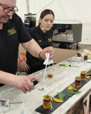 Expertos del jurado gastronómico valorando la calidad del café tradicional valenciano
